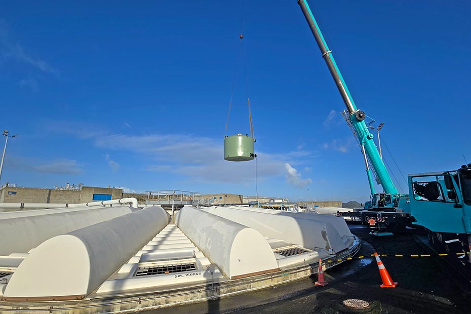 Crane at Māngere Splitter Box 1 lifting green tank