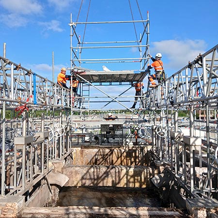 Māngere Splitter Box 1 scaffolding being positioned